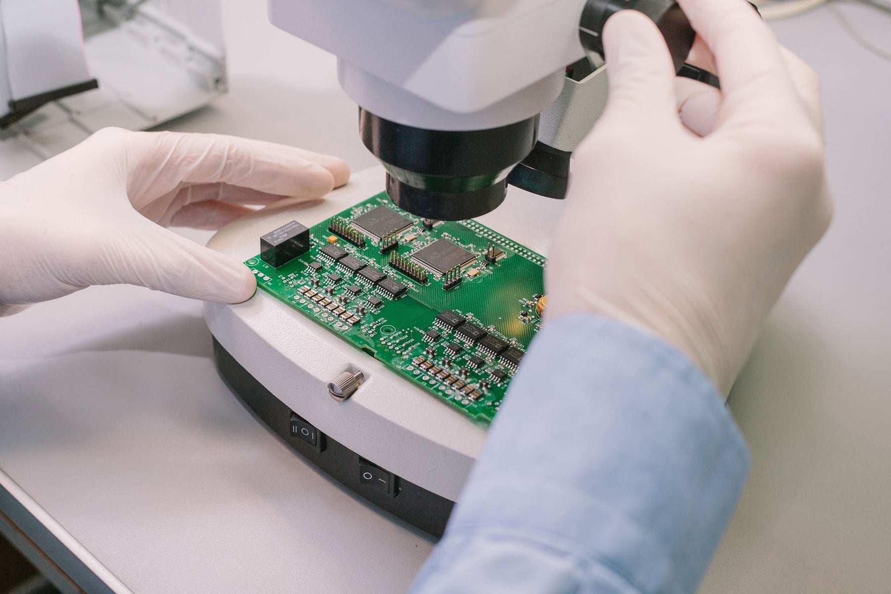 Choosing a microscope for industrial inspection